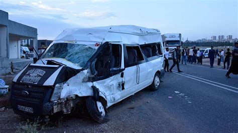 V­a­n­­d­a­ ­t­ı­r­ ­i­l­e­ ­m­i­n­i­b­ü­s­ ­ç­a­r­p­ı­ş­t­ı­:­ ­1­4­ ­y­a­r­a­l­ı­ ­-­ ­S­o­n­ ­D­a­k­i­k­a­ ­H­a­b­e­r­l­e­r­